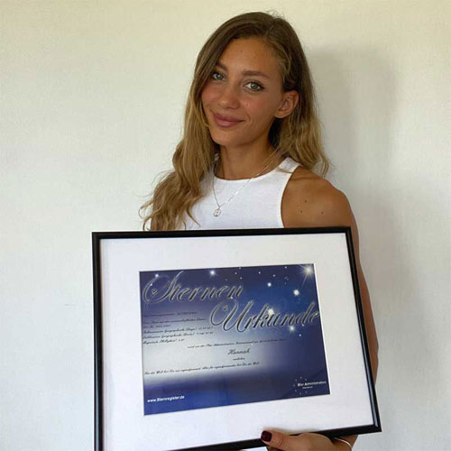 stern-geschenk Frau hat einen Stern geschenkt bekommen